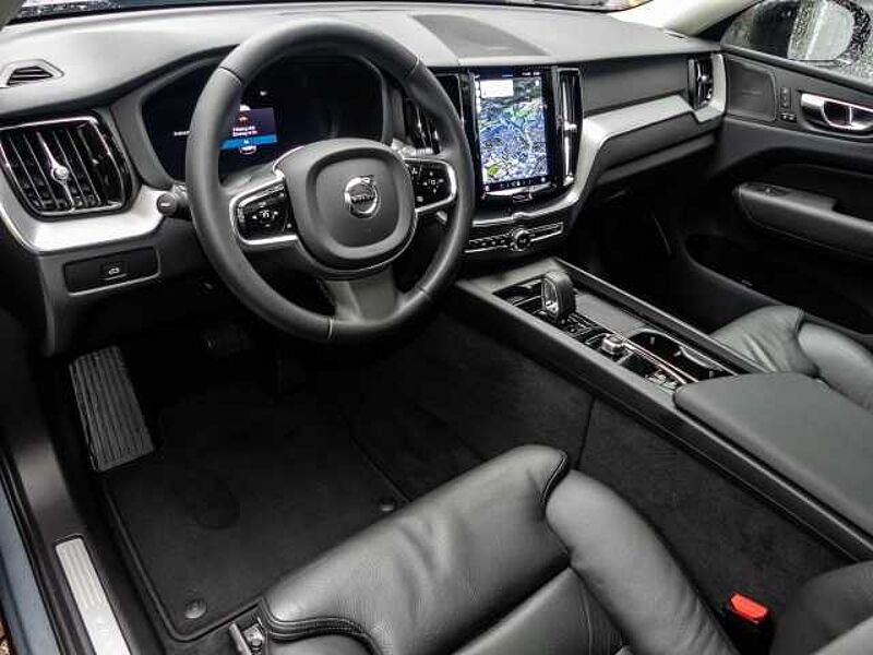 Volvo XC60 Plus Dark 2WD B4 Benzin EU6d AHK digitales Cockpit Memory Sitze Soundsystem